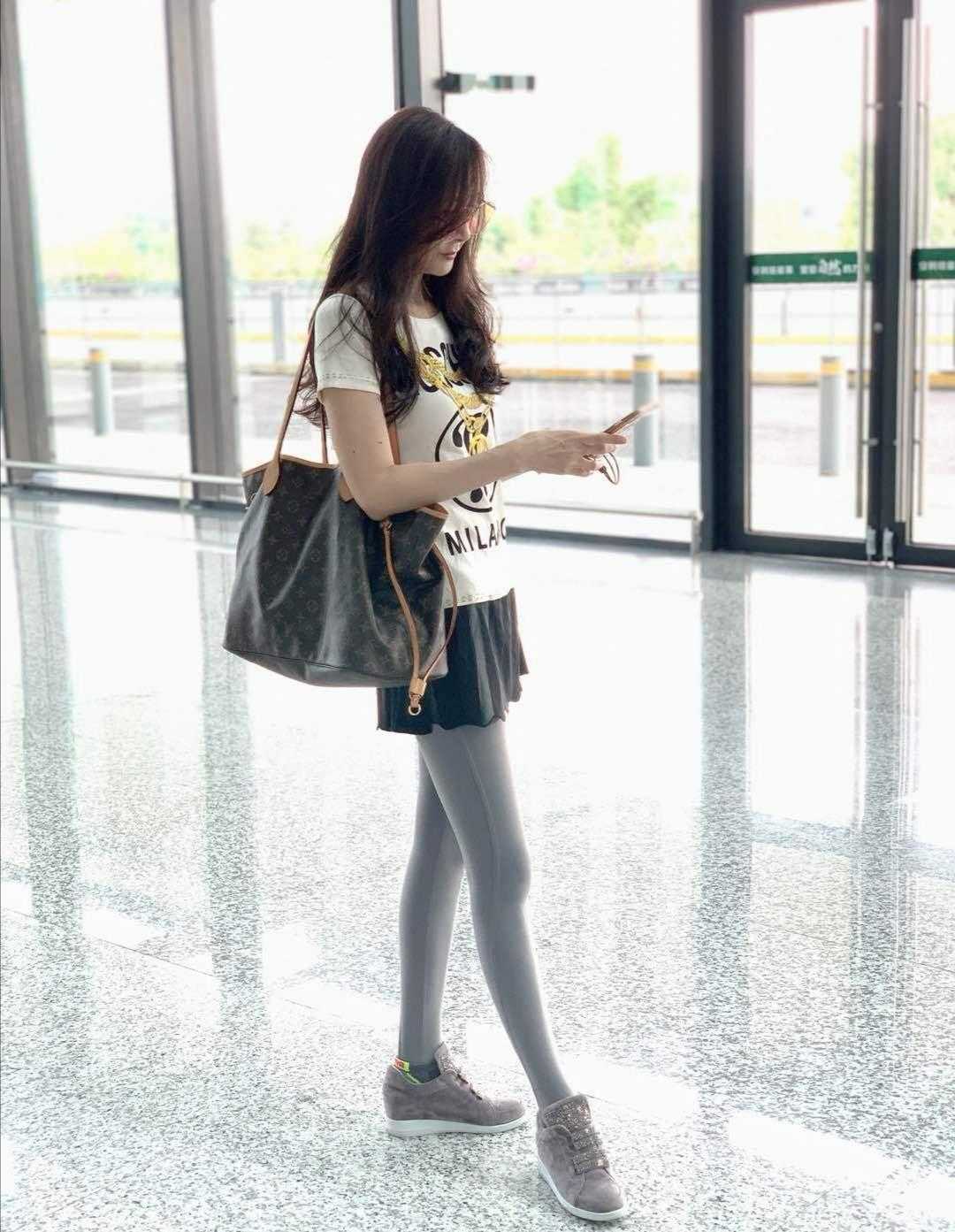 萧蔷真会穿印花t恤搭配短裙下半身的打底袜更是秀出了大长腿