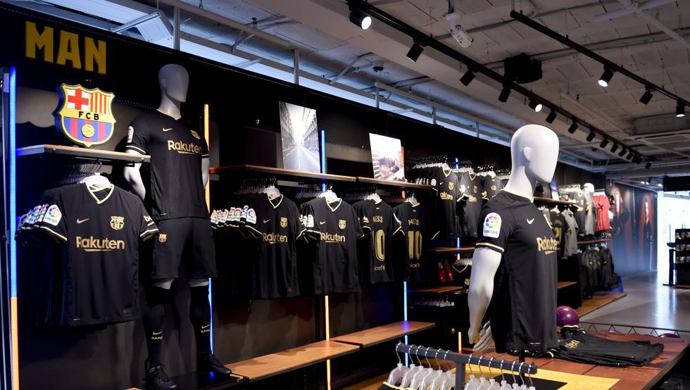 巴萨新赛季客场球衣已在诺坎普外的商店发售