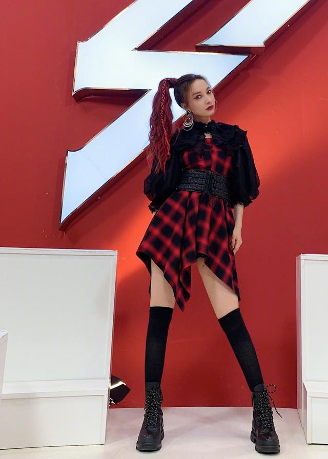 瘦下来的吴昕简直开挂,高筒袜搭配马丁靴,这双腿让多少女生羡慕