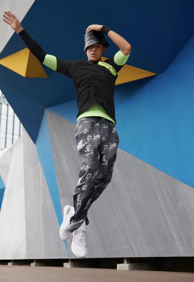 38岁彭于晏近照曝光,蓄长发胡子拉碴变中年油腻,但身材依然健硕