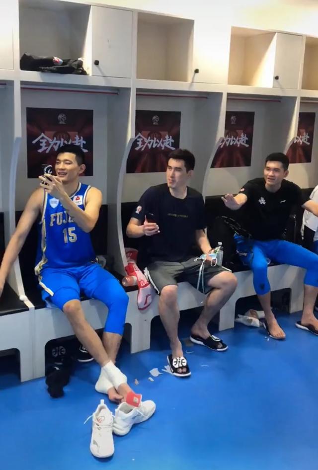 美女老板宣布奖金翻三倍,球员不敢相信:再说一遍|福建队|王哲林|伍佰