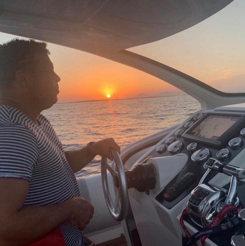 巴西巨星大罗晒出了自己开游艇度假的照片,身材发福的巴西人带着家人
