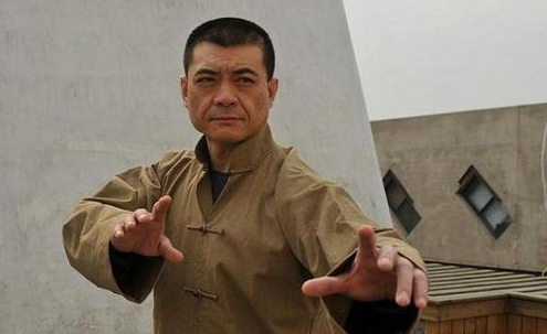 他演十几年抗战剧,收入却不足妻子的十分之一,如今妻子红得发紫