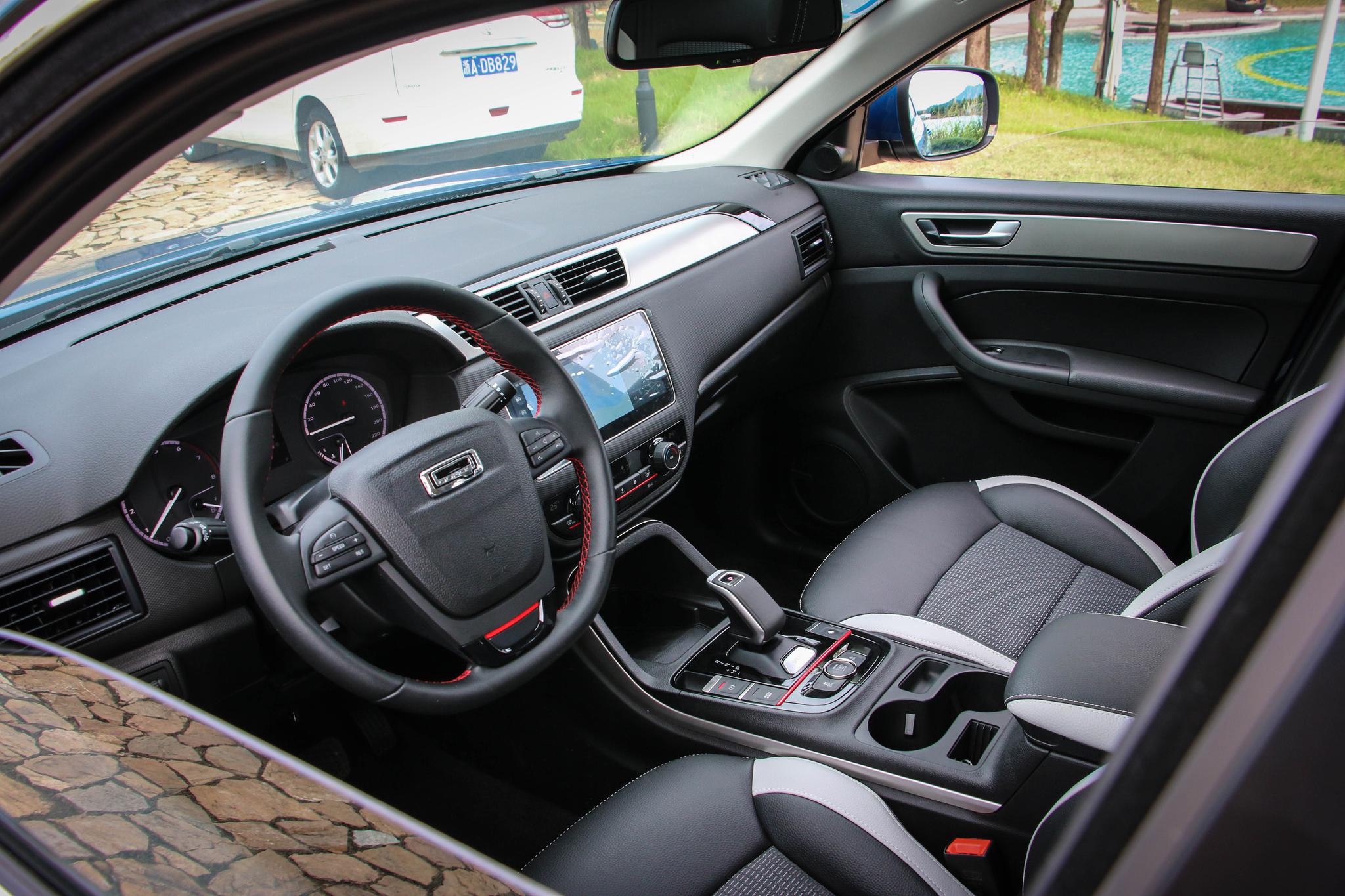 至于内饰,宝能观致5s依旧走的是简洁时尚风.