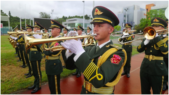  8月1日，解放军驻港部队举行升国旗仪式。图源：香港政府新闻处