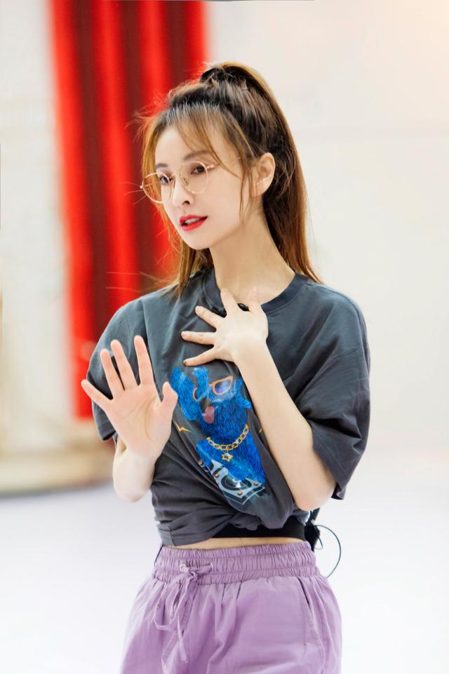 吴昕衣品在线,针织衫搭配牛仔短裤走机场,网友:腿显得有点粗壮