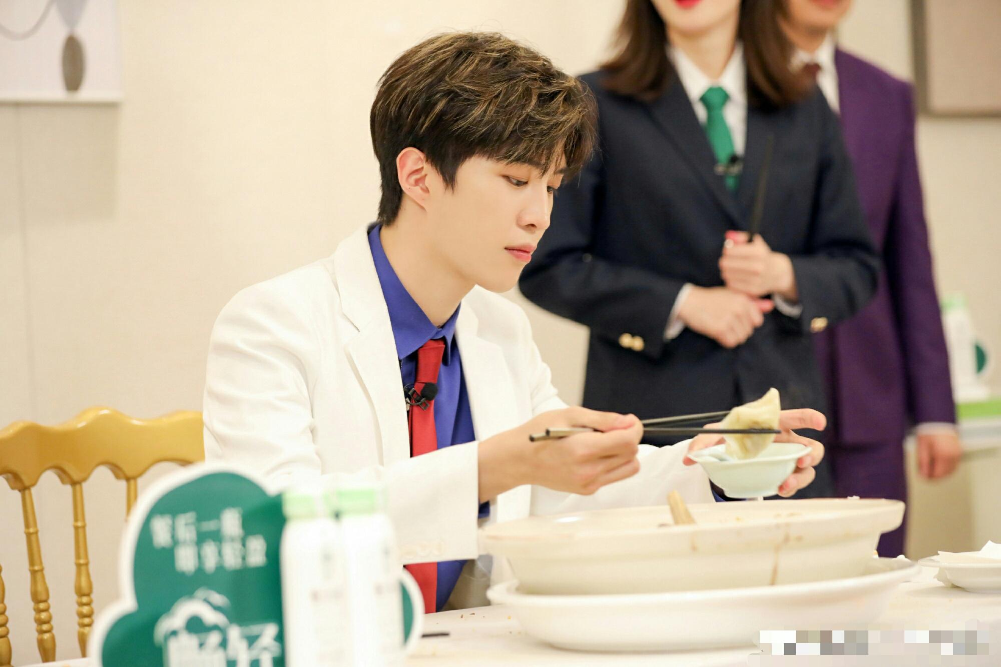 范丞丞自曝喜欢倪妮弟弟都爱气质姐姐可贾玲怎么办