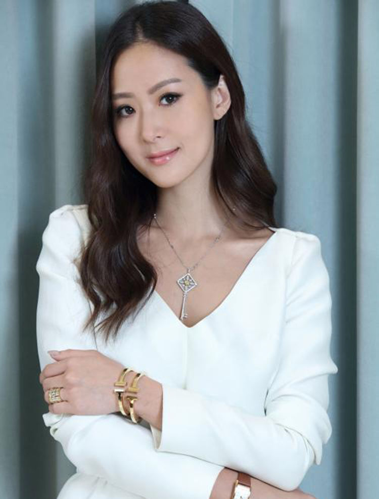 42岁豪门千金宣布怀孕!晒照手上钻戒吸睛,去年才嫁小11岁老公