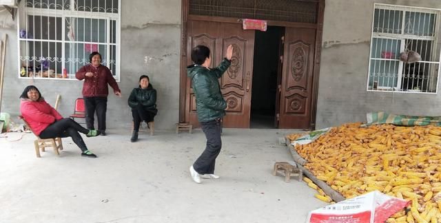 盘点农村大妈吵架奇葩招式网友哪里是吵架分明是在跳广场舞