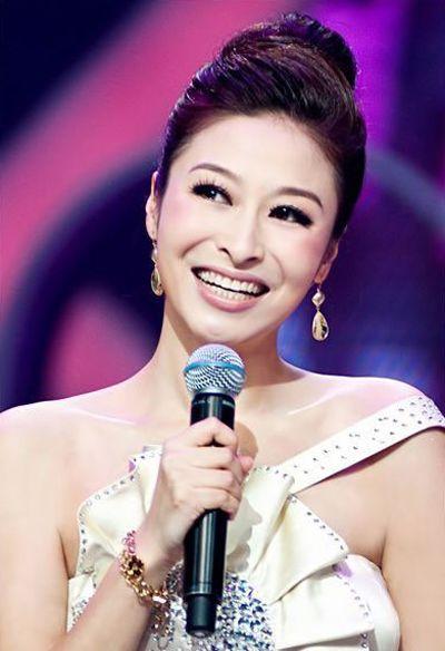 舒高已经44岁了略施粉黛气色极好再嫁大16岁老公终获幸福