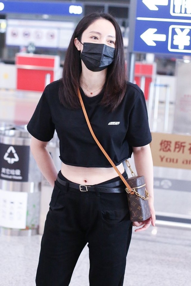 董璇穿露脐装"炫腹" 素颜搭机皮肤白皙颜值能打