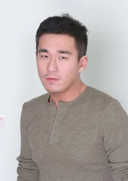 这绝对是一部神奇的电影,因为剧中演员不是出轨就是当小三