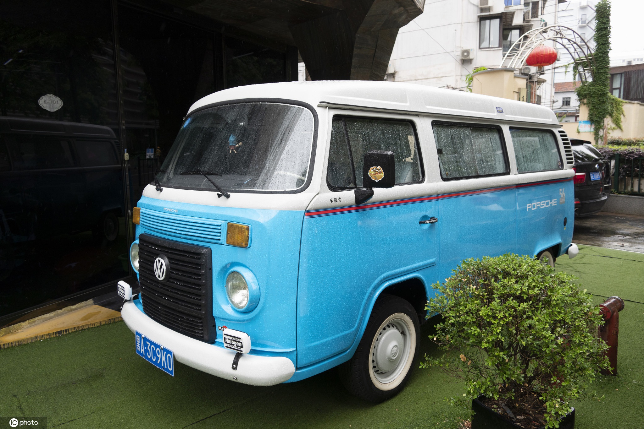 大众t2复古巴士现身上海街头