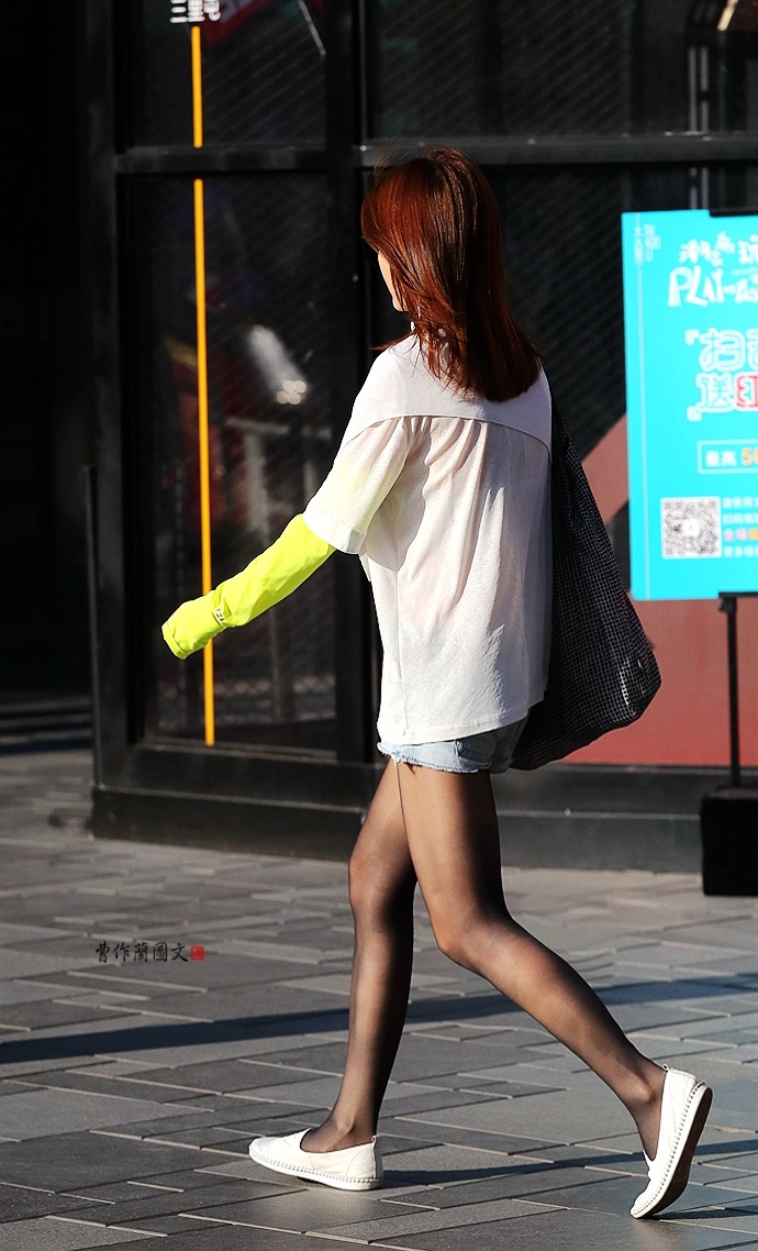 街拍:穿出精致感的黑丝美女|黑丝|丝袜|美女_新浪新闻