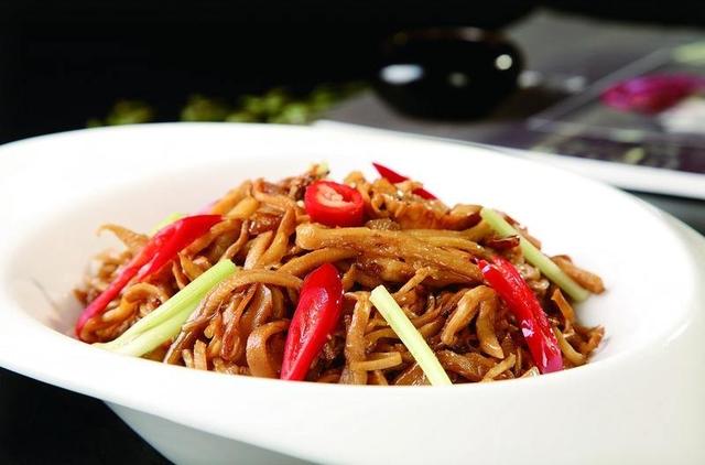 埋藏在儿时记忆里的那道笋干炒肉,色泽金黄肥嫩,口感脆爽诱人
