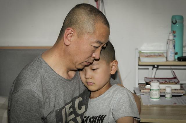 5岁男孩大腿长个疙瘩,医院一查竟要截肢,父亲抱着医生的腿哭了|儿子