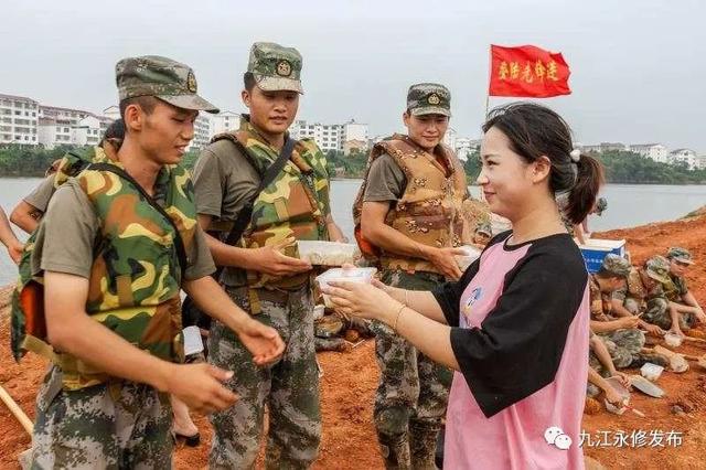 "爱心饺子"送部队,军民鱼水一家亲