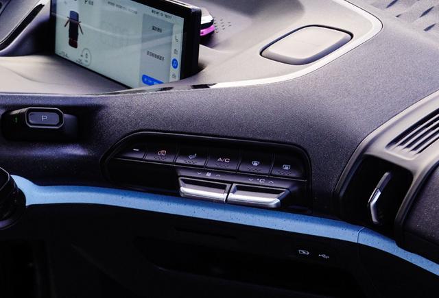新宝骏E300，造型比Smart帅气，一公里6分钱，短途自驾游的神器