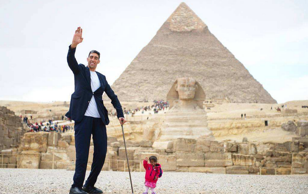 世界第一巨人太高了,站着就能扣篮|苏丹|姚明|克森_新浪新闻