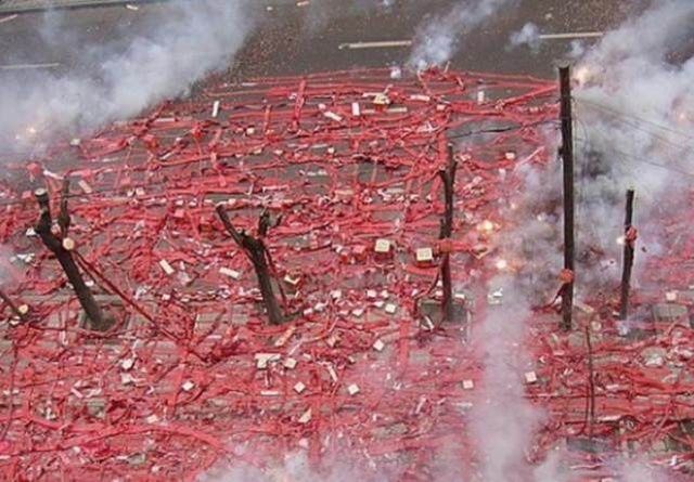 结婚现场引燃万响鞭炮,周围居民敢怒不敢言!