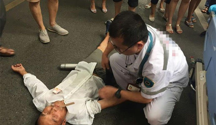 老人倒地抽搐,司机解释无用,医生一句话大家都明白了