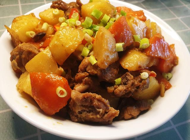 用简单的食材和朴素的烹饪方式做一份土豆红烧鸭腿鸭腿口感松软