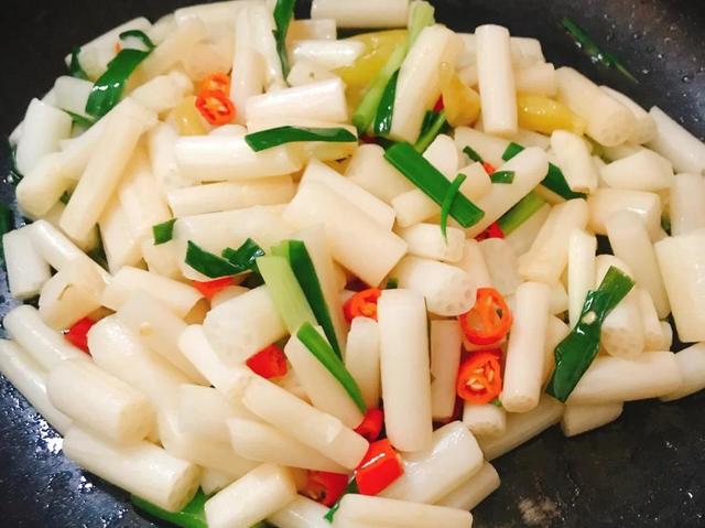 夏日凉菜之酸辣藕尖清热解暑又开胃下饭酸辣脆嫩特别好吃