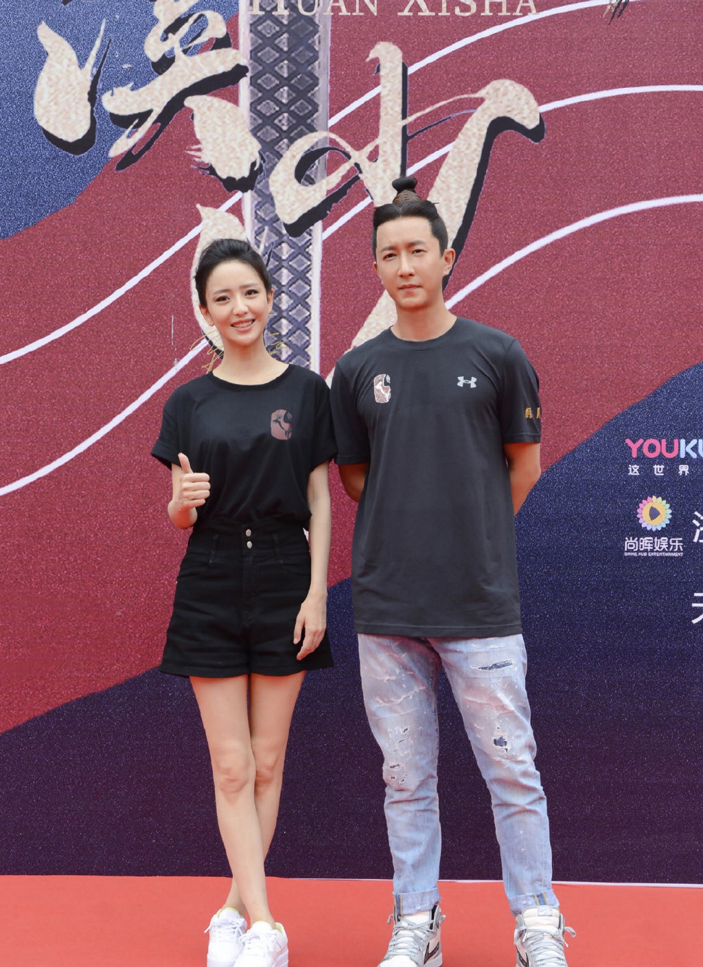 佟丽娅实在太瘦了,穿高腰短裤秀"竹竿腿",同框韩庚更显娇小了