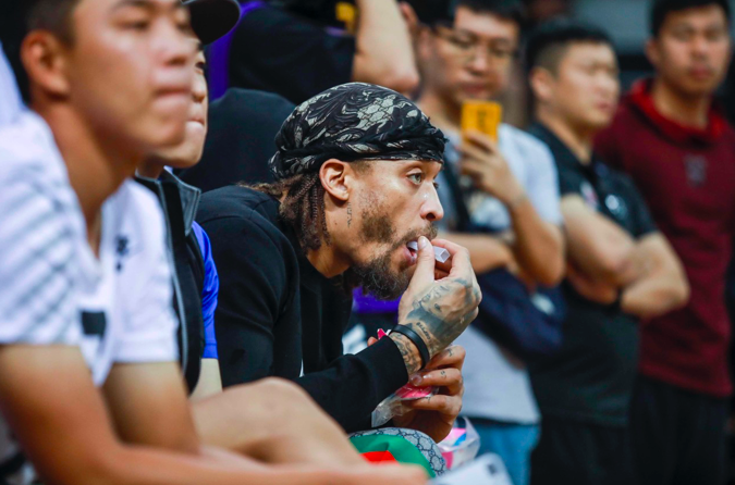 在社交媒体上,比斯利分享了美国说唱歌手ynw melly的歌曲" suicidal"