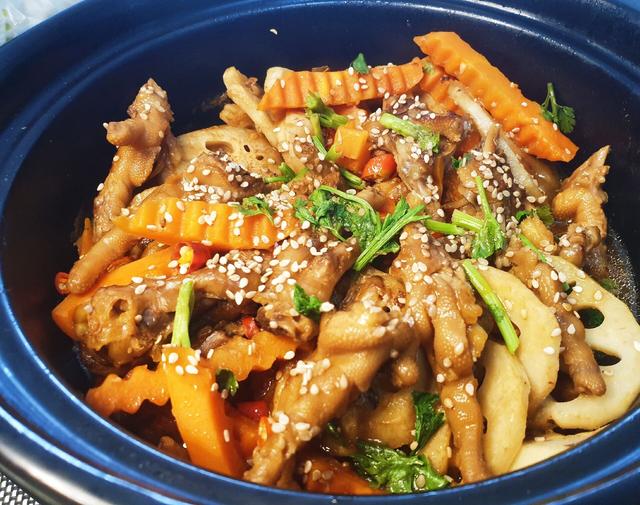 在家就能做软烂入味的鸡爪煲,咸甜适口,食之有味 且回味无穷