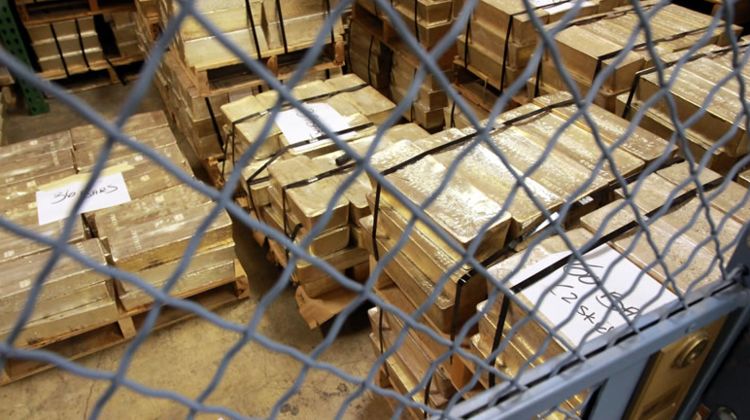 农民后山挖到宝藏看到后愣住了事后却后悔到不行