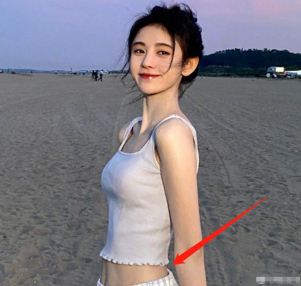 鞠婧祎大方晒照,放大三倍她的"露脐装",这腹肌线条是认真的?