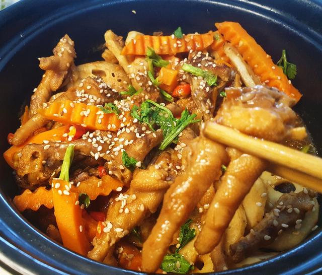 在家就能做软烂入味的鸡爪煲,咸甜适口,食之有味 且回味无穷