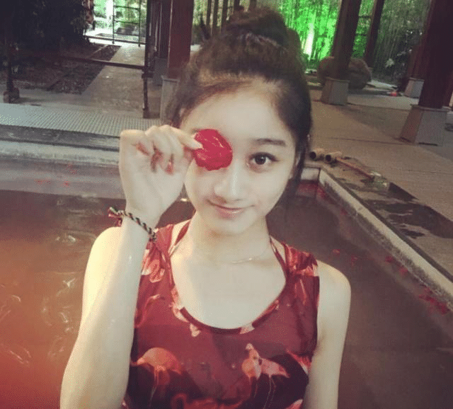 2013年,年仅18岁的王曼亲选择退役,退役后的她确立