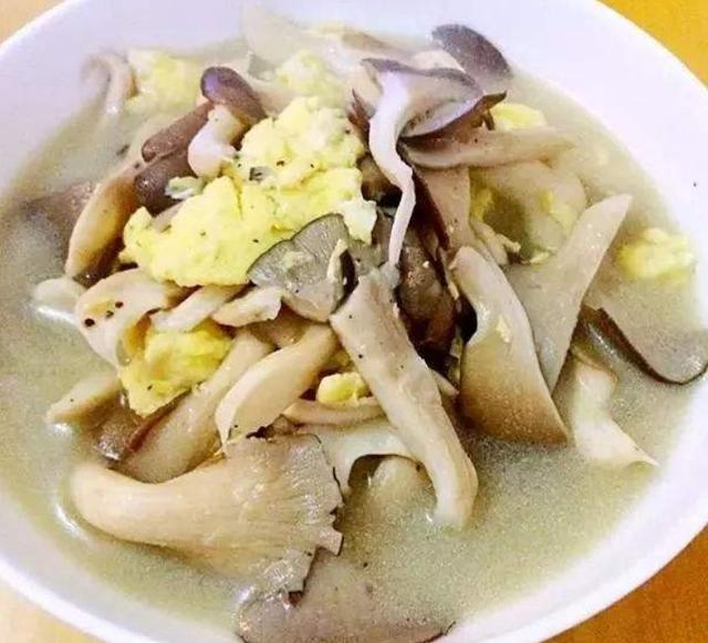 一道美味的白菜炖平菇碱性食物补血防脱发人到中年吃