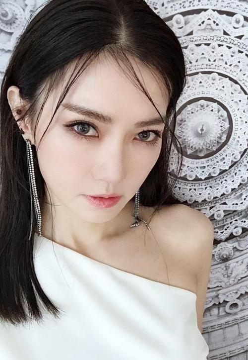 她曾是台语歌后,正红时被父亲一句话毁掉一生,今46岁仍单身一人