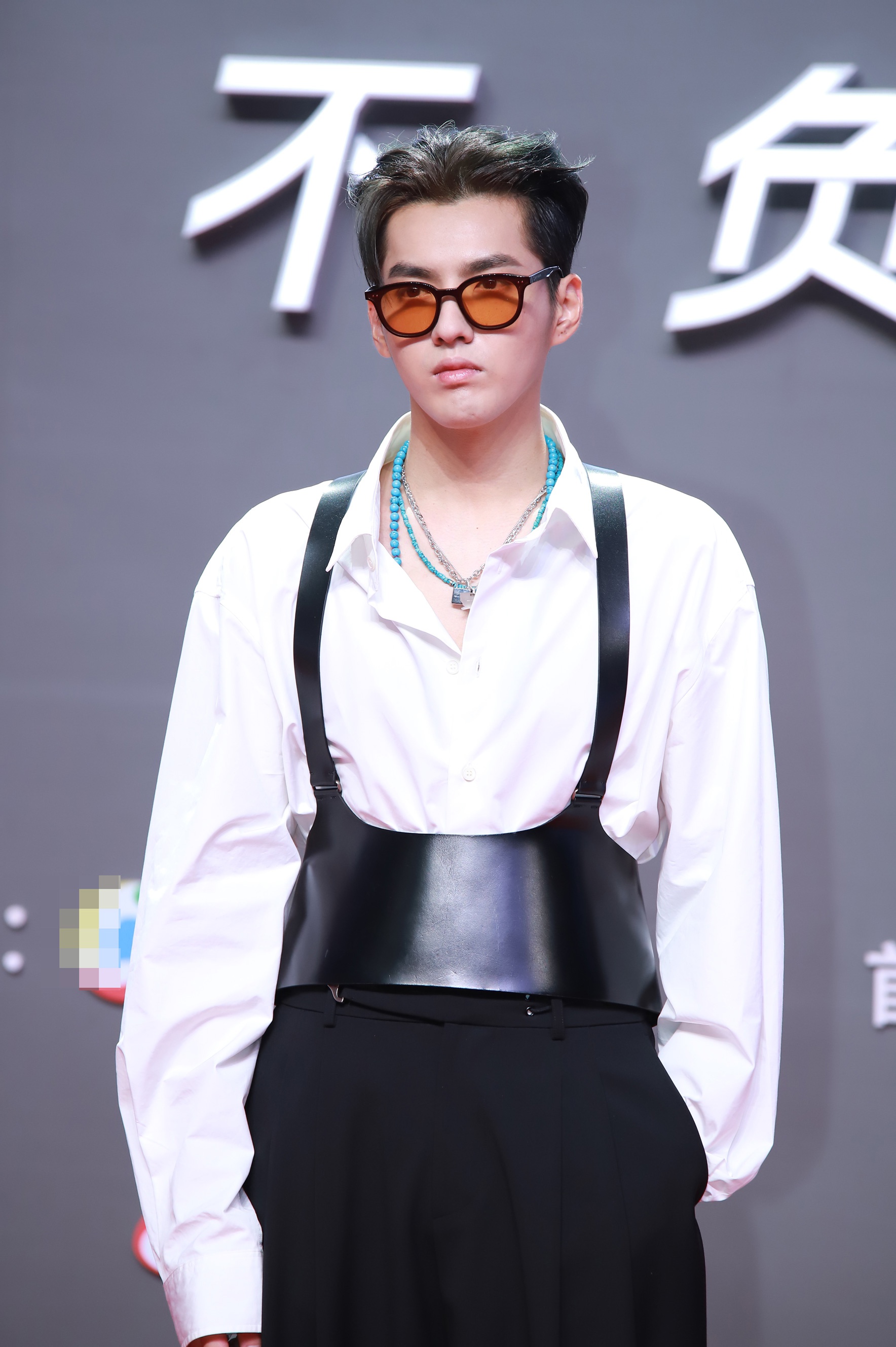 吴亦凡潮装亮相帅气迷人打趣称未来不想再拍电视剧