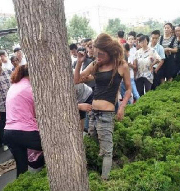 漂亮小三被原配捉住一顿暴打成这副鬼样子路人拍手围观