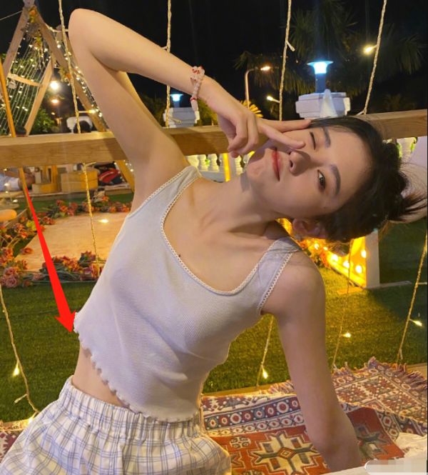 鞠婧祎大方晒照,放大三倍她的"露脐装",这腹肌线条是认真的?