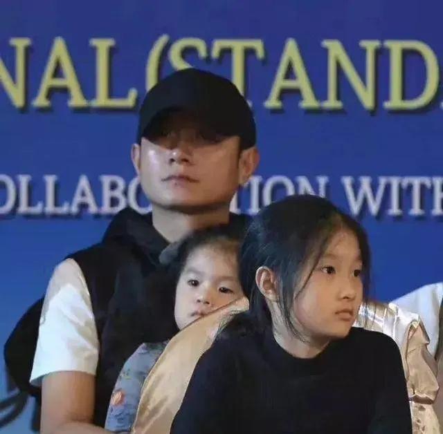 马伊琍三母女机场被拍,12岁女儿身高赶上妈妈,姐妹俩相貌不像爸