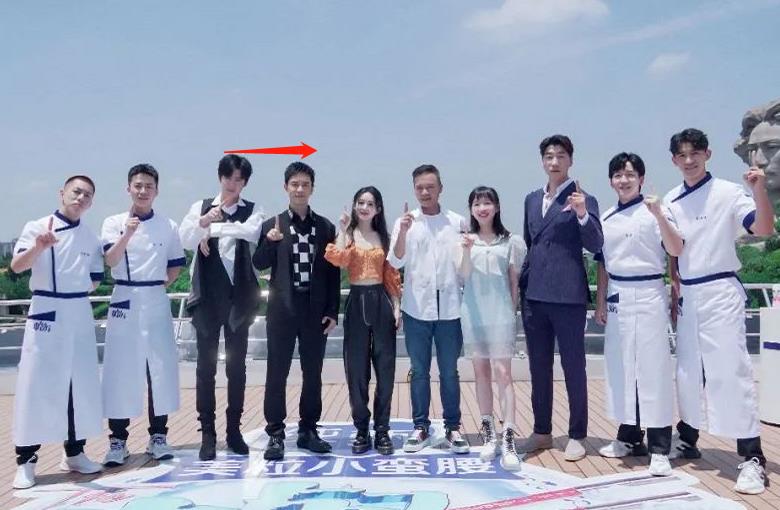 刘宇宁看起来就差了那么两三厘米的样子,忍不住问一句两人这身高确定