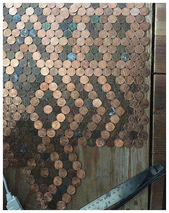 女子无聊用硬币来铺地板,邻居来体验说效果不错,网友:脚疼吗