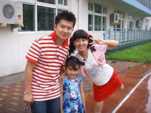 央视女主持红果果:素面朝天,喂饭被嫌,直言:生娃后太难了