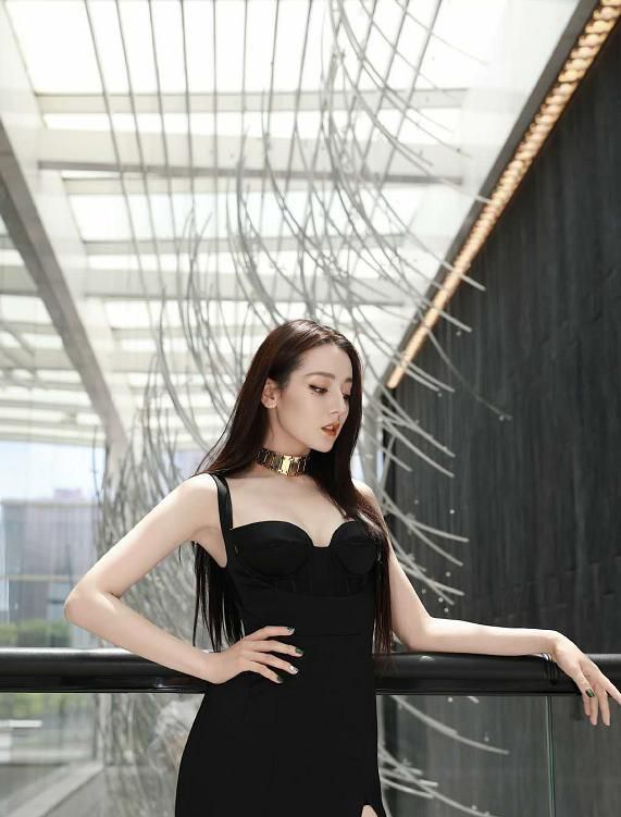 迪丽热巴黑色高开叉低胸裙,性感婀娜!这才是女明星该有的姿态!