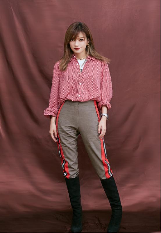 赵薇身材保养得好,穿红色长裙肩窄腰细,曲线窈窕优雅真迷人