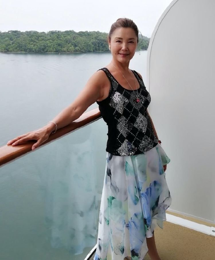 她曾红透80年代,30岁主持央视春晚,病后老公对她不离不弃!