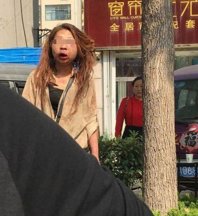 漂亮小三被原配捉住一顿暴打成这副鬼样子路人拍手围观