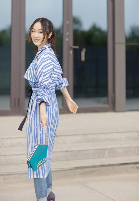 霍思燕私服穿搭真美长款衬衫搭配牛仔裤简约大气女神范十足