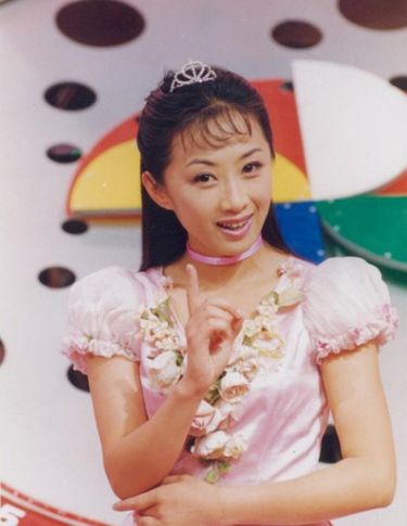 她名字叫做曾媛,是一位央视知名的主持人,8次参加中央电视台六一直播