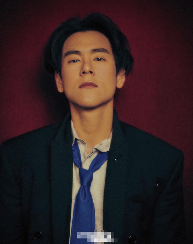 彭于晏近照曝光变化大,长发胡子拉渣显老态,肌肉线条却清晰可见